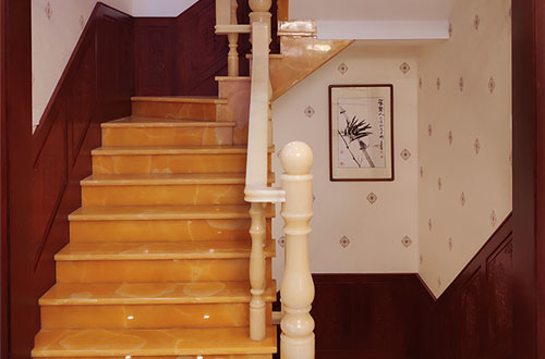 平舆中式别墅室内汉白玉石楼梯的定制安装装饰效果